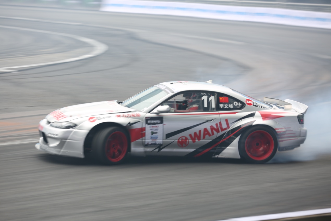 爱游戏官网-赛车惊险逆转取胜，粉丝狂欢不已