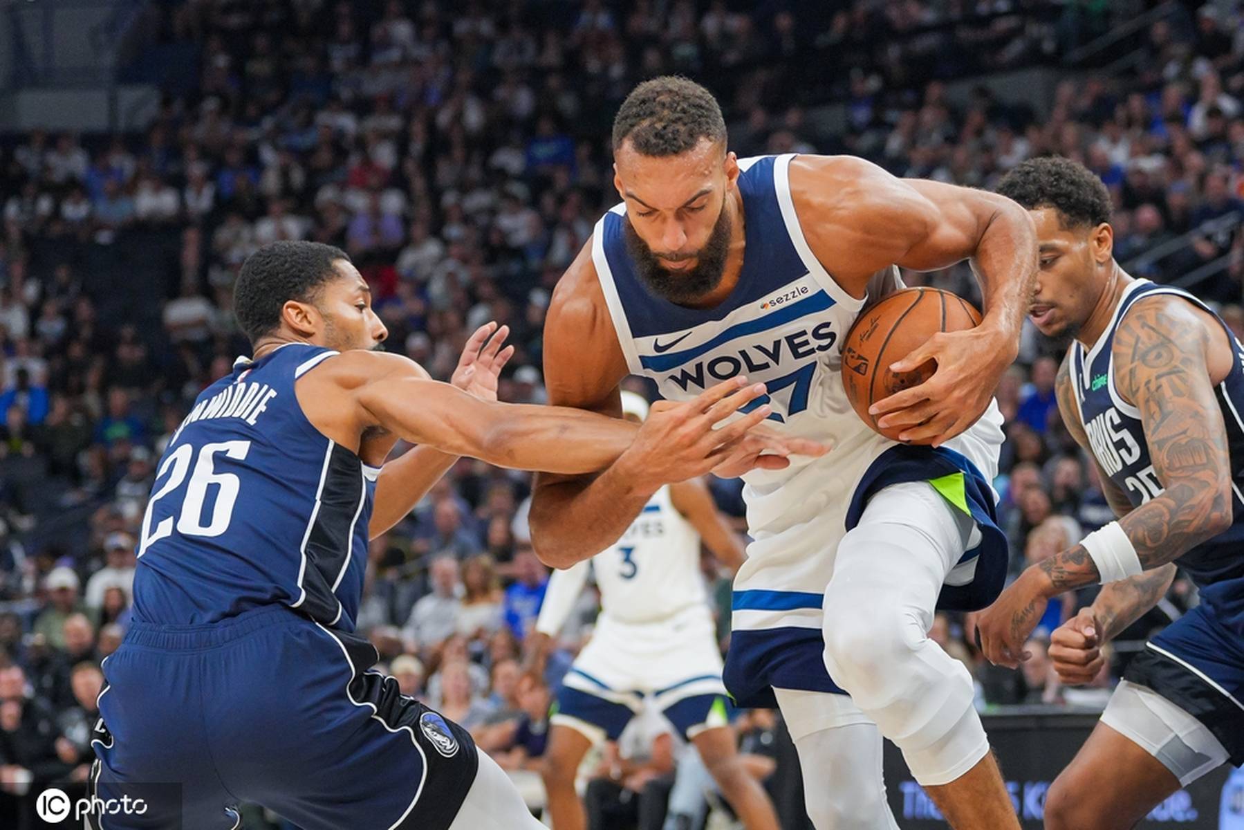 吉林队力克独行侠，欧文统治全场