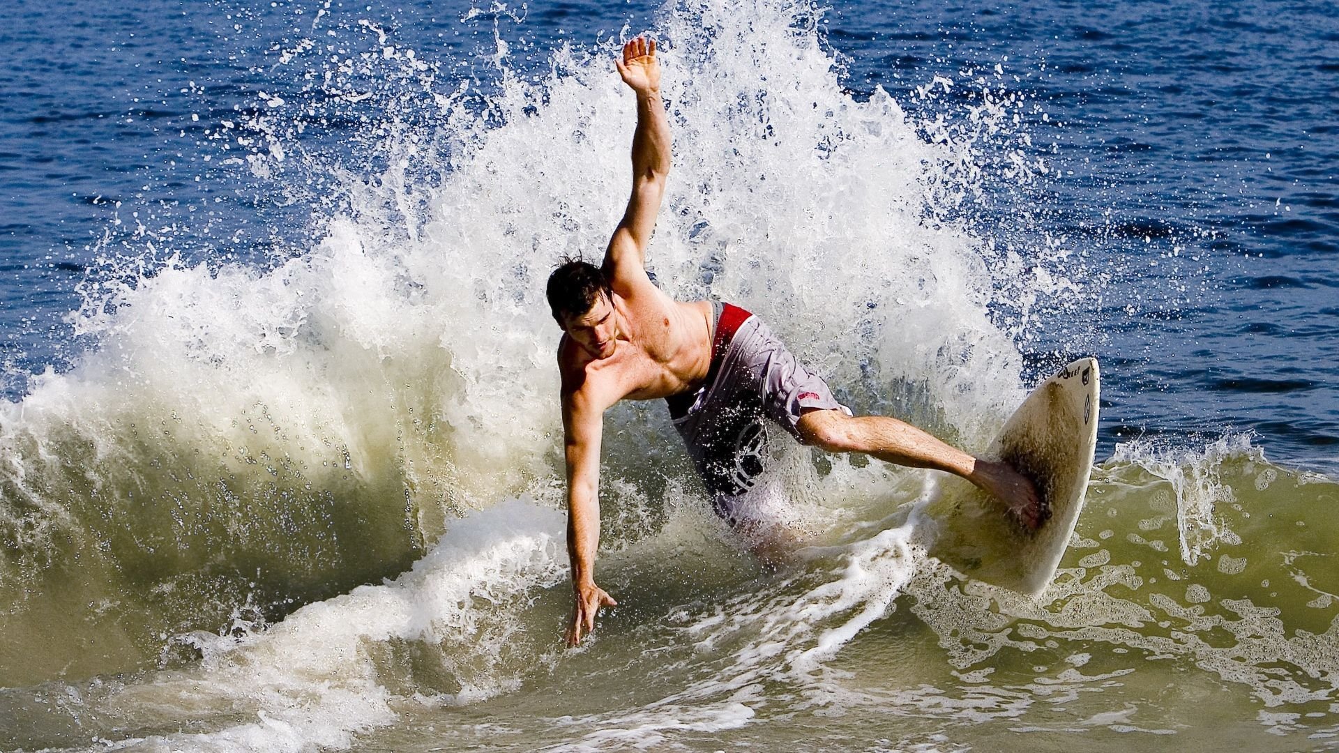 神性低垂处，纽约雨夜与喀麦隆魔笛