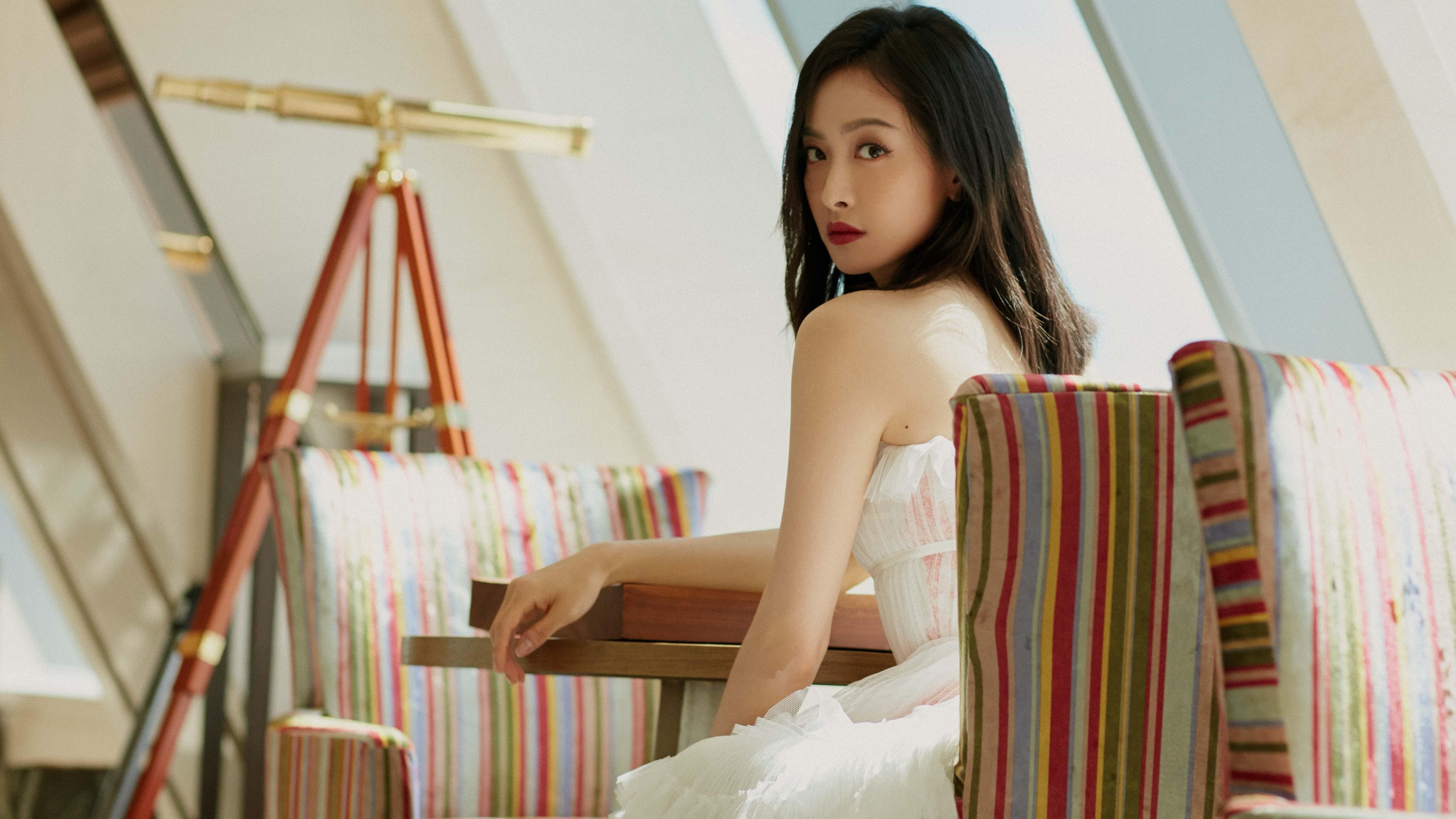 足球周末的双重震撼，毕尔巴鄂一波带走巴萨，卢卡库德甲争冠战接管比赛