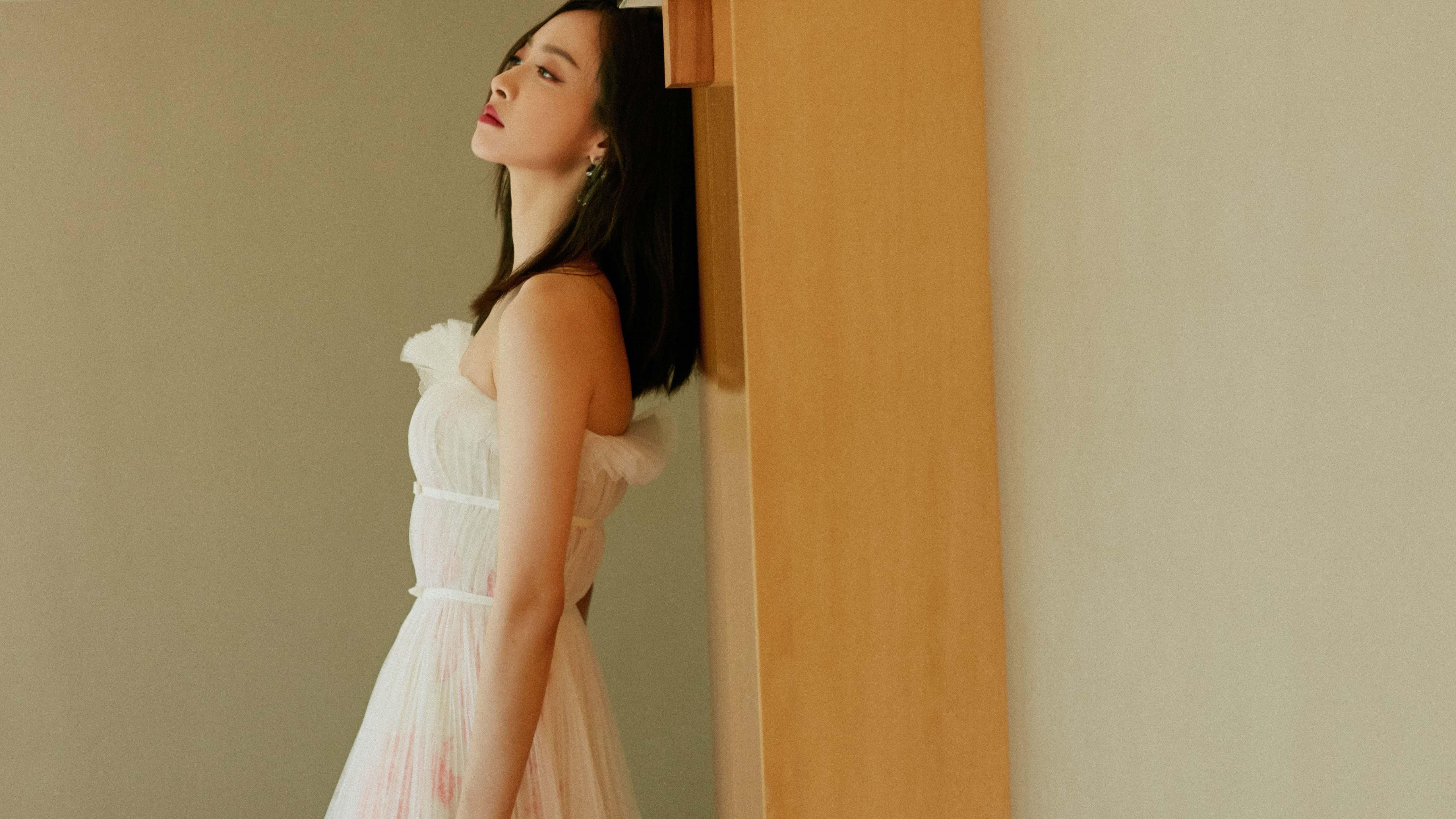 黑马破晓与暮年黄昏，阿尔瓦雷斯关键一刺，那不勒斯欧冠赛场制霸巴萨